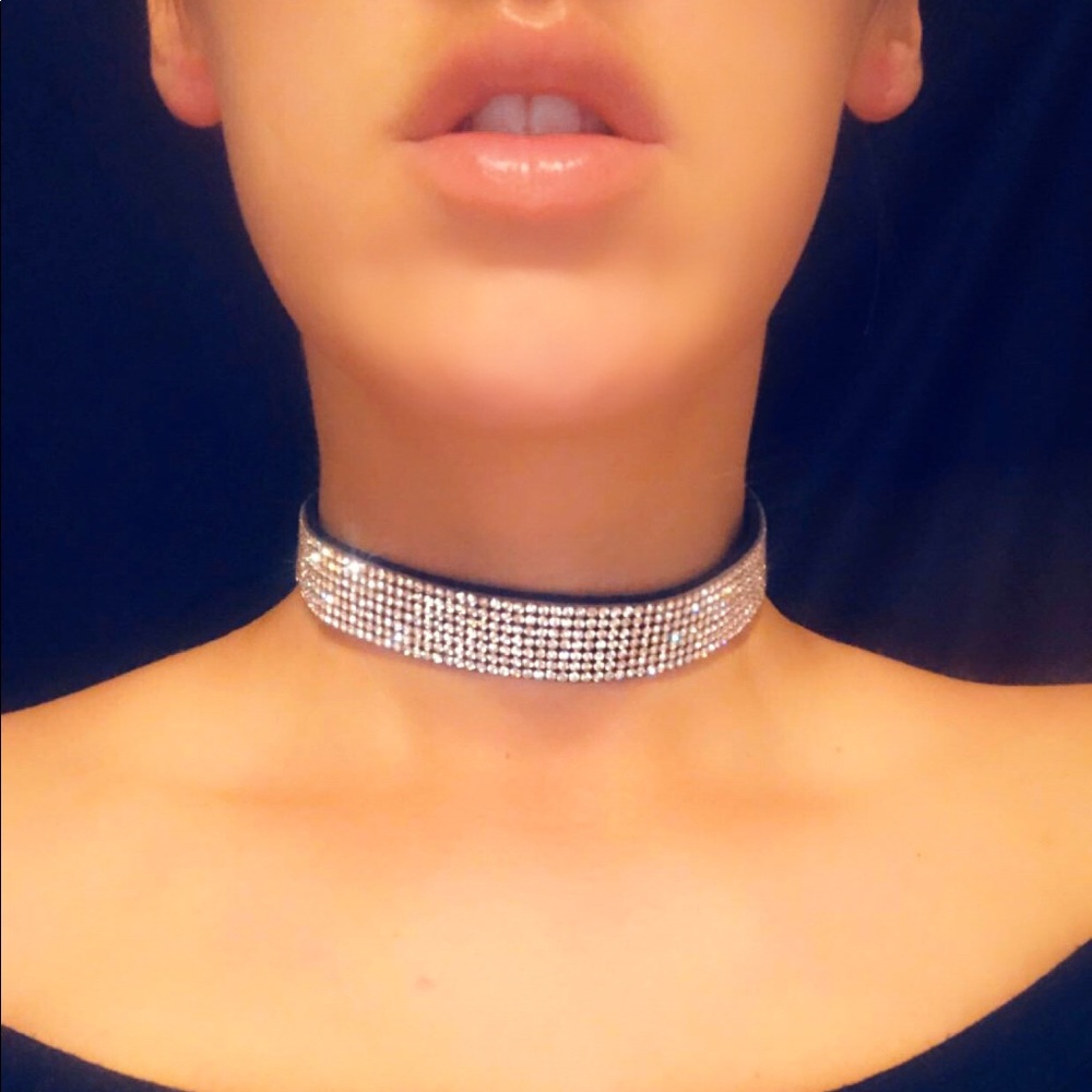 Gorgeous rhinestone choker